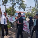 Sejumblah warga yang tergabung di (RPM) Meminta Kadis PUPR Lebak Dicopot