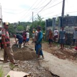 Lagi!! Paratokoh Masyarakat Kampung Cikadu, Bergotong-royong Memperbaiki Jalan Yang Brok-brok dan Berlubang
