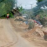 Proyek Irigasi PUPR Provinsi Banten di Desa Malingping Selatan Diduga Asal-Asalan, Material Berserakan Hingga Penuhi Badan Jalan 1761881526517