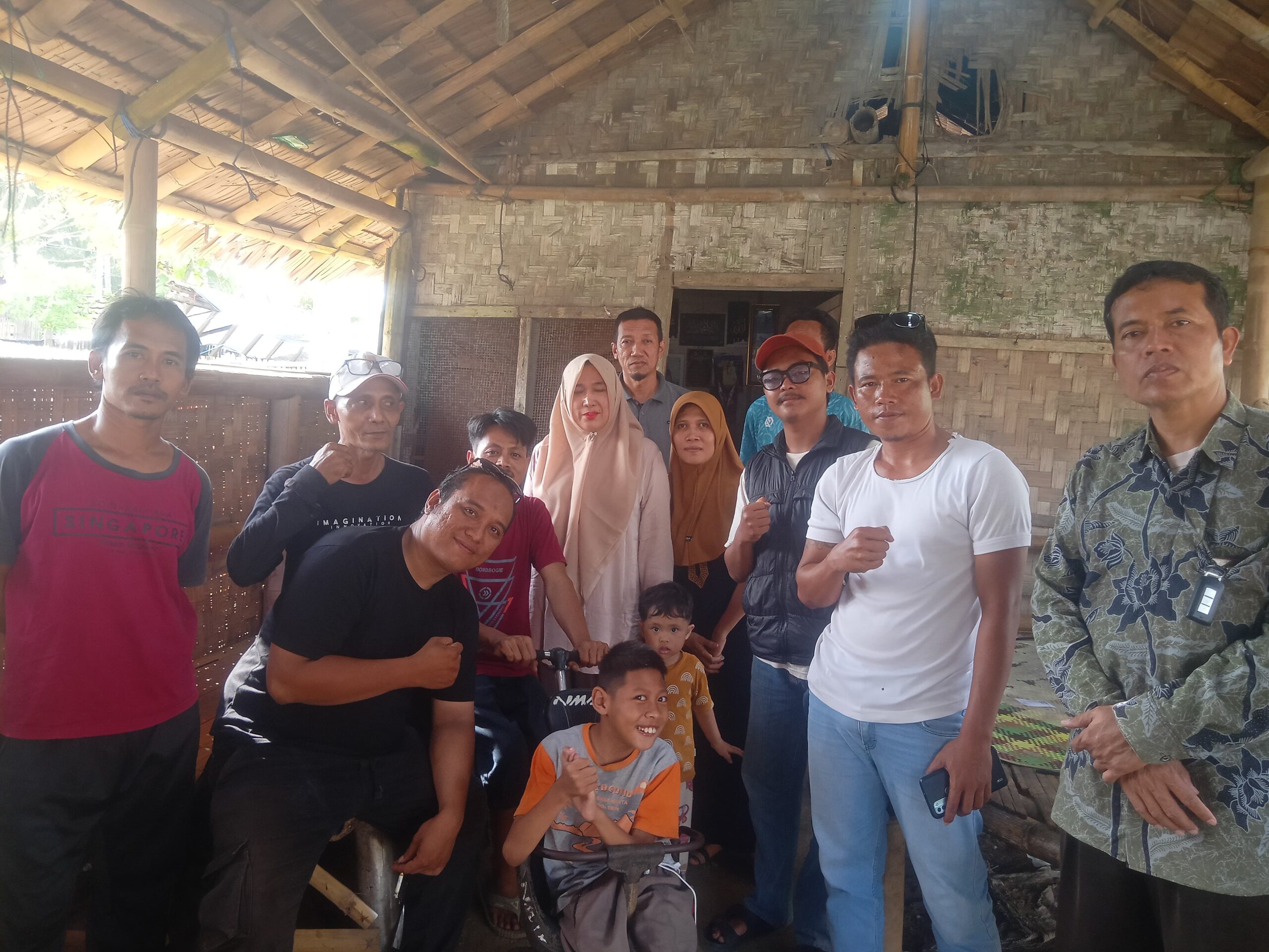 Ibu Hj Dedeh, Anggota DPRD Kabupaten Lebak, Kunjungi Risky, Anak Disabilitas Lumpuh di Kediamannya IMG-20251004-WA0047