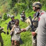 Patroli Humanis Satgas Ops Damai Cartenz di Kampung Apom Kiwirok Pererat Kedekatan dengan Warga IMG-20251215-WA0099