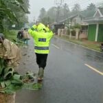 Respon Cepat Kapolsek Wanasalam Beserta Jajaran Tinjau Lokasi Banjir Kampung Genduleun IMG-20251219-WA0167