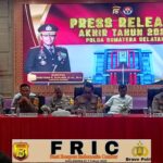Kapolda Sumsel Sampaikan Press Release Akhir Tahun 2025 di Ruang Auditorium Lantai 7 Mapolda Sumsel IMG-20251231-WA0103